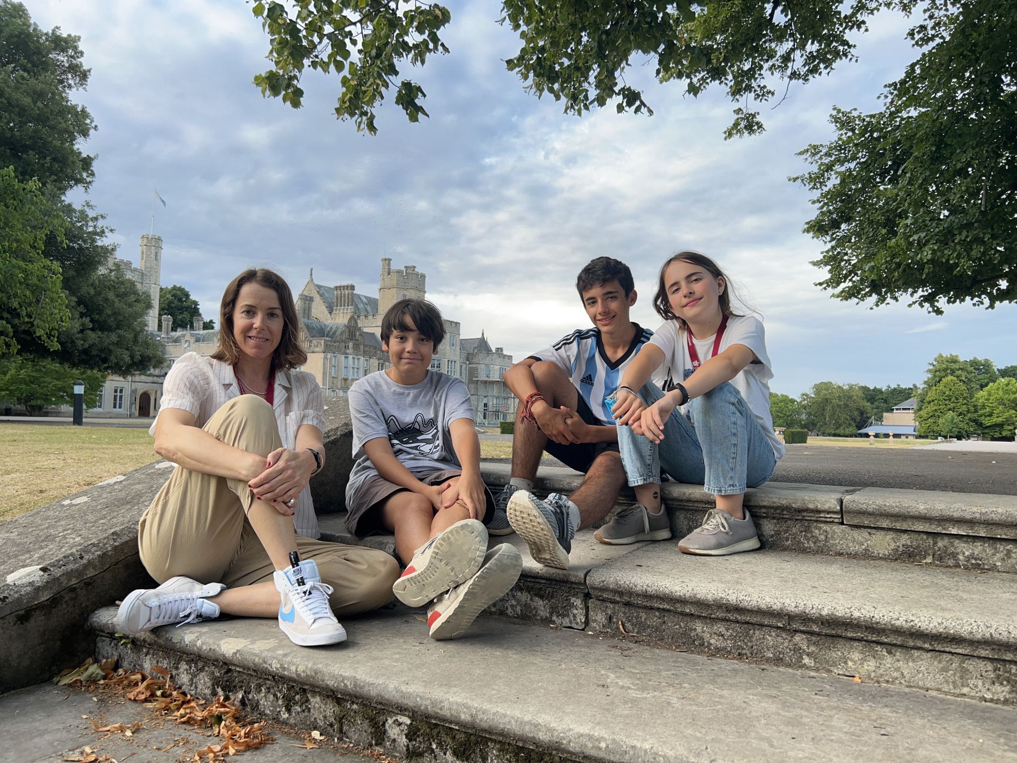 María de Lara en el campamento de Inglaterra con sus niños