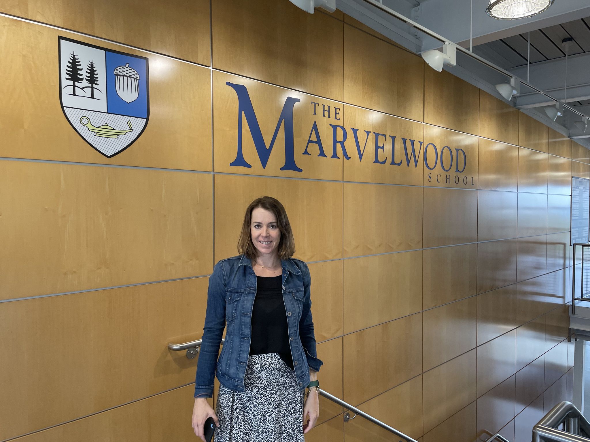 María de Lara visItando estudiantes en un internado en EEUU