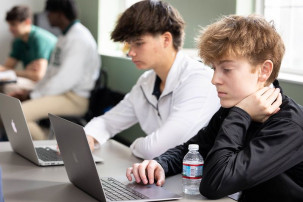 Dos estudiantes de boarding school frente a sus ordenadores